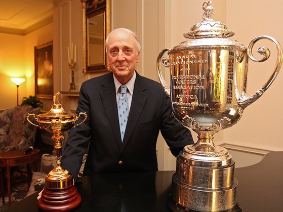 리스 존스가 라이더컵(오른쪽)과 PGA 챔피언십 우승컵 옆에 포즈를 취하고 있다. 그가 개조한 베스페이지 블랙 코스에서 올해 PGA 챔피언십과 2024년 라이더컵이 열린다. [리스 존스 홈페이지]