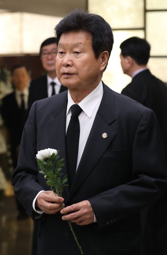 한화갑 전 의원이 21일 오전 서울 신촌 세브란스병원 장례식장에 마련된 고 김홍일 전 의원의 빈소를 찾아 조문하고 있다. 변선구 기자