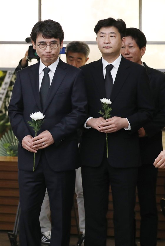 사람사는세상 노무현재단 유시민 이사장과 노무현 전 대통령 아들 노건호 씨가 21일 오전 서울 신촌 세브란스병원 장례식장에 마련된 고 김홍일 전 의원의 빈소를 찾아 조문하고 있다. 변선구 기자