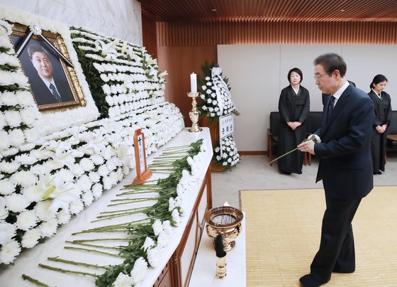 박원순 서울시장이 21일 오전 서울 신촌 세브란스병원 장례식장에 마련된 고 김홍일 전 의원의 빈소를 찾아 헌화하고 있다. 변선구 기자