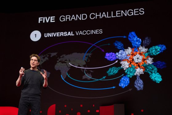 TED 2019 콘퍼런스에서는 단백질 디자인 혁명’을 통해 신약을 개발하겠다는 아이디어도 소개됐다. 미국 세인트루이스 워싱턴 의대의 데이비드 베커 생화학담당 교수가 그 주인공이다. 그는 컴퓨터를 이용한 디자인으로 단백질을 독감이나 AIDS 바이러스를 예방할 수 있는 백신이나, 만성적인 통증을 치료할 수 있는 약물 등으로 만들 수 있다고 밝혔다. [사진 TED]