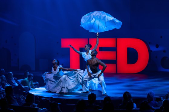 TED에는 강연만 있는 것이 아니다. 다양한 강연 사이사이에 각종 음악과 무용 등의 공연이 이어진다. [사진 TED]