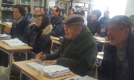 지난달 치러진 요양보호사 자격시험에서 합격한 최대식 할아버지(오른쪽). 지난 2월 할아버지가 예산군의 한 요양보호사교육원에서 강의를 듣고 있다. [사진 충남도]