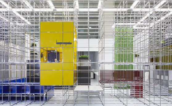 2019 서울리빙디자인페어의 USM 부스. 무한히 확장할 수 있는 모듈 가구를 표현하기 위해 건축물 같은 구조물을 만들었다. [사진 USM]