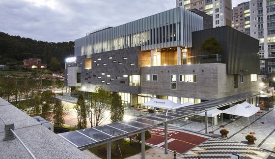 충남 예산군 예산읍에 사는 최대식 할아버지가 지난달 치러진 요양보호사 자격시험에서 합격했다. 사진은 예산군보건소 전경. [사진 예산군]