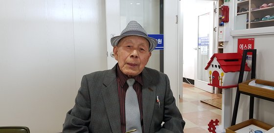 지난달 치러진 요양보호사 자격시험에서 합격한 최대식 할아버지가 중앙일보와 인터뷰를 하고 있다. 그는 "치매를 앓고 있는 아내를 직접 돌보기 위해 자격증 준비를 시작했다"고 말했다. 신진호 기자