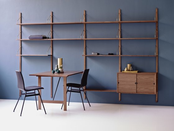 세계 최초의 벽선반 고정 시스템인 DK3의 로열시스템. 나무 마감으로 따뜻한 분위기를 연출한다. [사진 보에]