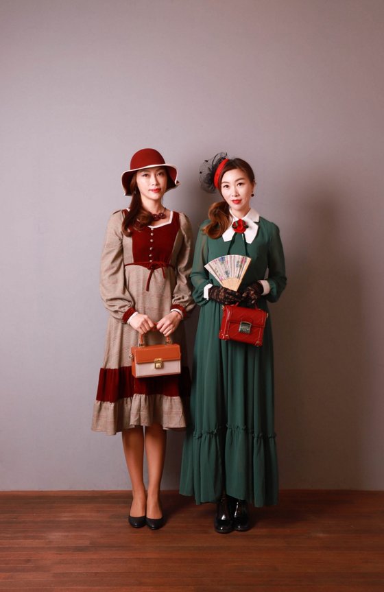 개화기 의상을 직접 착용한 인천 '장의상실'의 장은숙·장은주 자매.