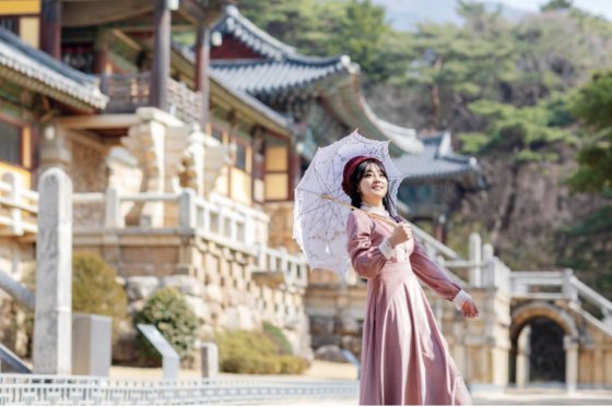 불국사도 경주 개화기 의상 체험의 핫 스폿이다. [사진 황남양장점]