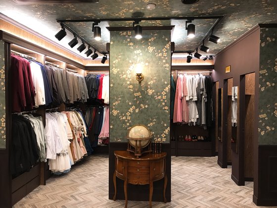 서울 익선동 ‘종로부띠끄’의 내부. 매장 안도 개화기 풍으로 꾸몄다.