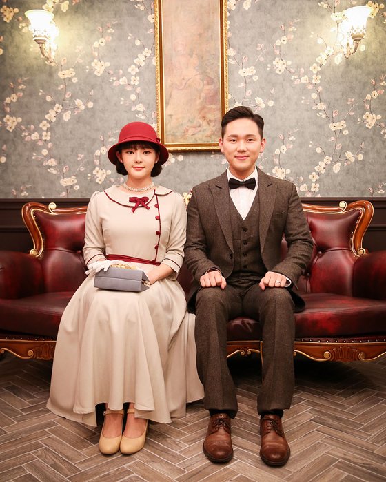 개화기 의상을 입고 포즈도 그 시절처럼 취하고 사진을 찍은 한 쌍의 남녀. [사진 종로부띠끄]