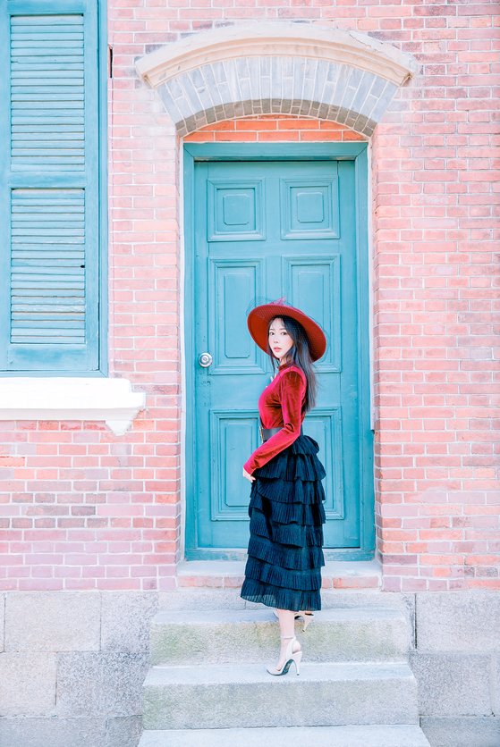 낡은 문은 개화기 의상 체험의 좋은 사진 배경이 된다. [사진 경성스타일]