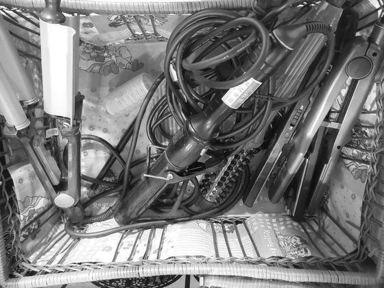 옐로하우스 여성들이 화장하고 꾸밀 때 사용하는 물품들. 최은경 기자