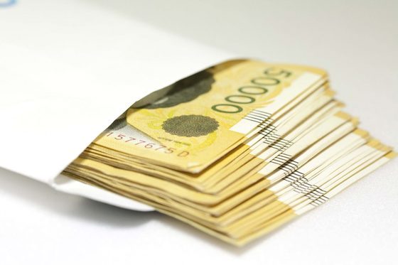 중앙일보 인터뷰한 2030세대들은 "가깝지 않은 사이에 청첩장을 내밀면 당혹스럽다"고 말했다.사진은 현금 봉투 이미지. [사진 중앙포토]