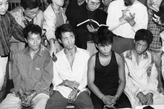 현장검증을 끝낸 지존파 조직원들. 앞줄 왼쪽부터 문상록, 김현양, 백병옥, 강문섭. [중앙포토]