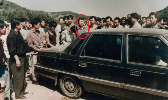 지존파 조직원들이 현장검증을 하는 모습. 동그라미 친 인물이 고병천 전 반장. [고병천 전 반장 제공]