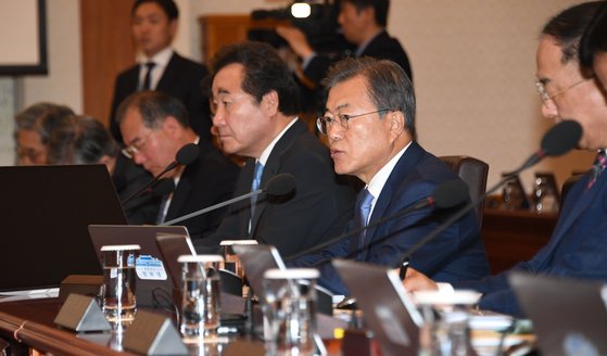 30일 오전 청와대에서 열린 국무회의에서 발언하는 문재인 대통령. [청와대 사진기자단]