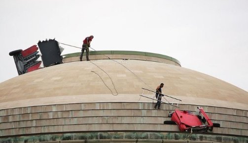 2015년 관계자들이 돔 건물에 전시물을 설치할 준비를 하고 있다. [사진 IHTFP HACK 갤러리 캡처]