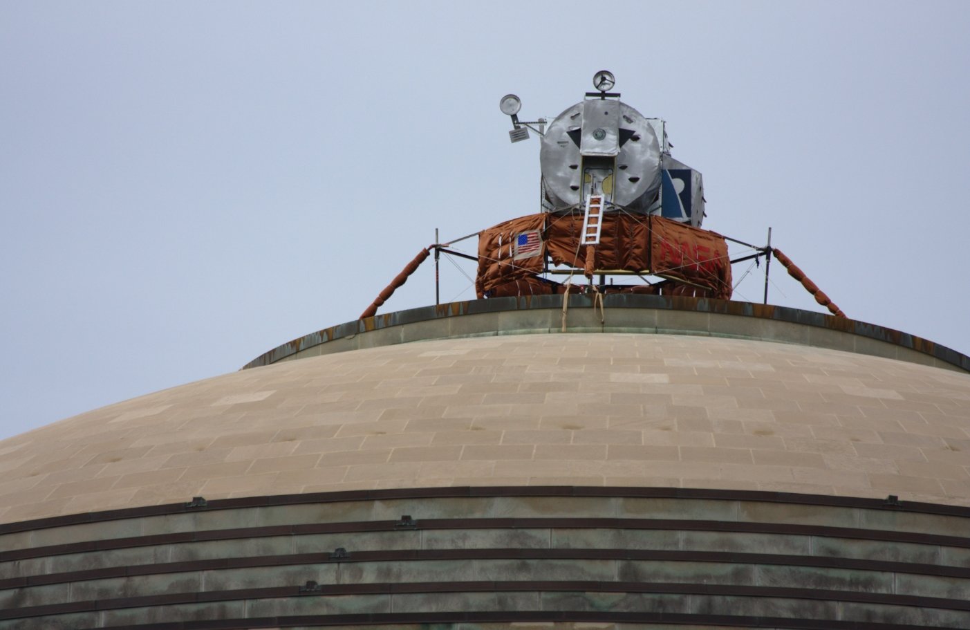 2009년 인류가 달에 발을 디딘 지 40주년을 기념하여, 해커들은 아폴로 달 모듈 모형을 돔 건물에 설치했다. 배치했다. [사진 IHTFP HACK 갤러리 캡처]