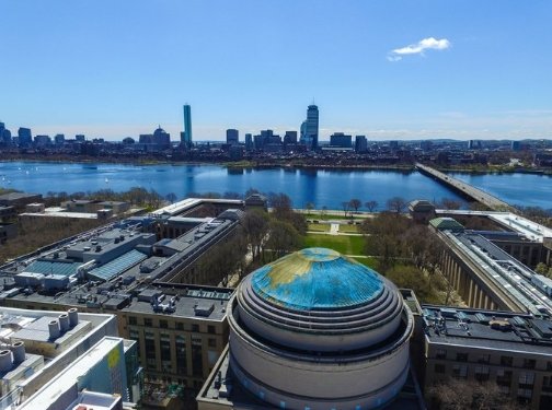 지난 2017년 지구의 날에는 지구모형의 천이 돔 건물에 덮였다. [사진 트위터]