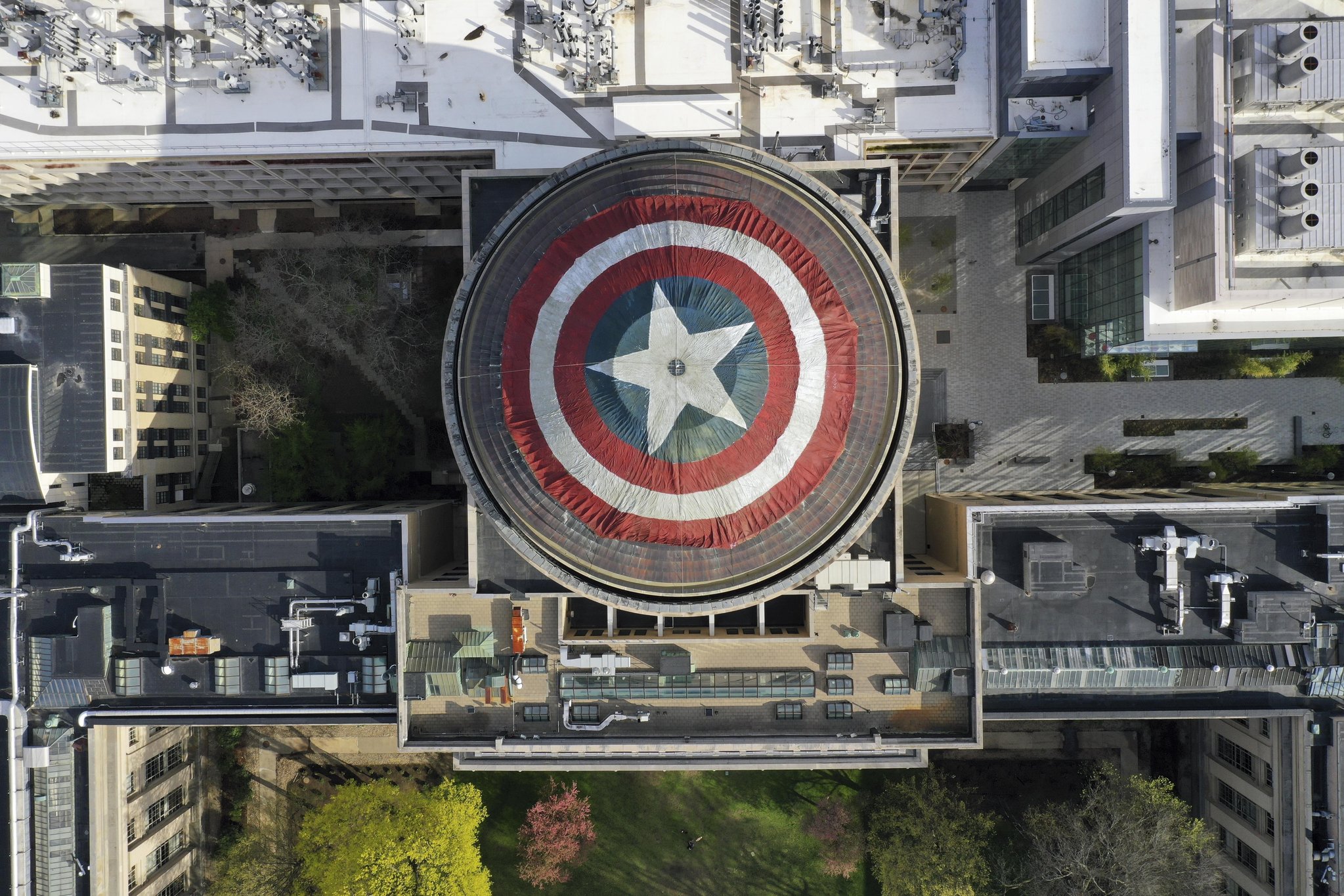 28일(현지시간) 미국 매사추세츠 공과대학교(MIT)의 시그니처인 그레이트 돔이 영화 '어벤저스'의 히어로 중 하나인 캡틴 아메리카의 상징인 방패 형태로 장식되어 있다. 여러 세대에 걸쳐 MIT 학생들로 구성된 해킹클럽 IHTFP의 클럽원들은 돔 건물에 전시물을 설치해 사회적 메시지를 전달하곤 했다. 이번에는 미국에서 가장 인기 있는 영화 "어벤져스: 엔드게임"이 대상이 됐다. [AP=연합뉴스]