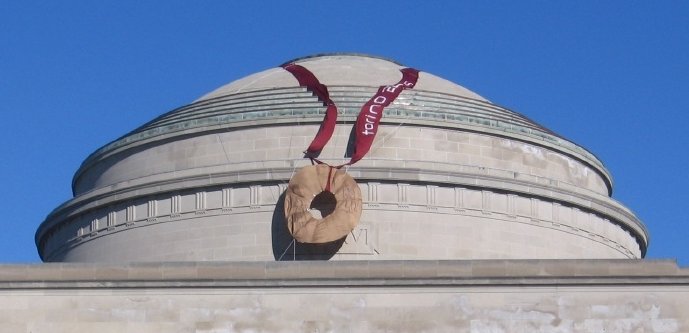 이탈리아 토리노에서 열린 동계 올림픽 폐막식 이틀 뒤인 2006년 2월 28일 올림픽 메달 모형이 돔 건물에 걸려있다. 메달의 리본에 "토리노 2006"이라는 문구가 쓰여 있다. [사진 IHTFP HACK 갤러리 캡처]