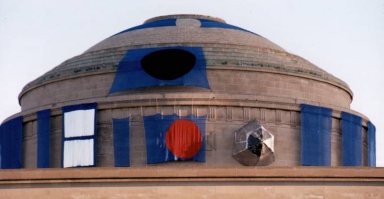 지난 1999년 영화 스타워즈 시리즈의 개봉을 앞두고 스타워즈 속 유명한 드로이드인' R2-D2'형태로 꾸며진 MIT 공대 돔형 건물. [사진 IHTFP HACK 갤러리 캡처]