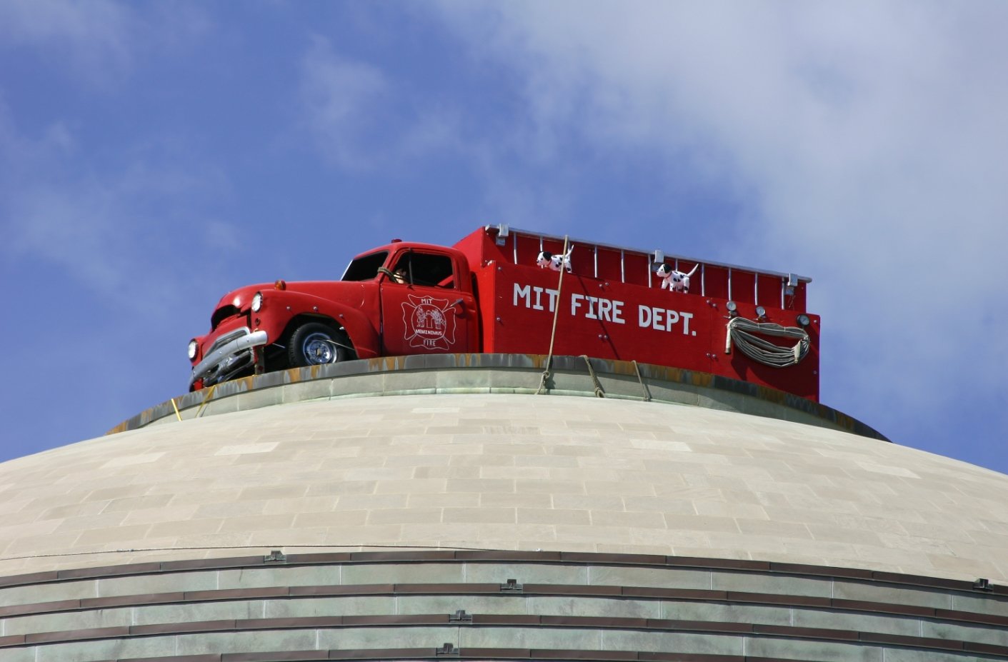 2006년 9월 11일 9/11 테러 5주년을 기념하기 위해25년 길이의 소방차가 돔 꼭대기에 설치되어 있다. MIT에는 소방서가 없지만 트럭 옆면에는 "MIT FIRE DEPT"라고 적혀 있다. 이 전시물은 미 전역의 소방관들을 기리기 위해 설치됐다. [사진 IHTFP HACK 갤러리 캡처]