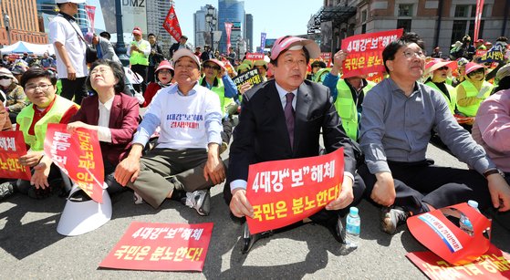 2일 오후 서울 용산구 서울역광장에서 열린 4대강 보 해체 저지 투쟁 제1차 범국민대회에 참석한 자유한국당 임이자, 이은재 의원, 이재오 4대강 보 해체 저지 범국민연합 공동대표, 자유한국당 김무성, 권성동 의원(왼쪽부터)이 영상을 시청하고 있다. [뉴시스]