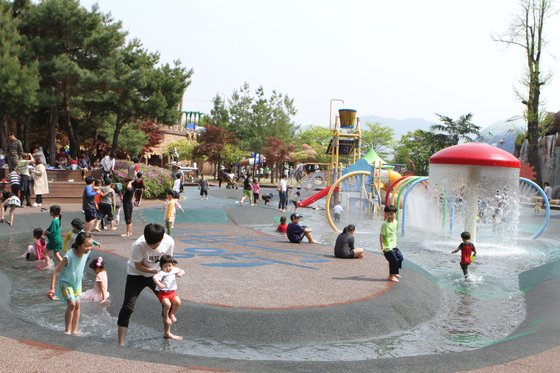 강원 춘천 낮 기온이 28도의 초여름 날씨를 보인 4일 오후 양구 곰취축제 물놀이장에서 어린이들이 물놀이를 하며 더위를 식히고 있다. [뉴시스]