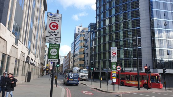 런던시는 지난달 8일부터 시내 중심부 21㎢ 구간으로 진입하는 배출가스 초과 차량에 대해 12.5파운드(버스 100파운드)를 부과하는 ‘초저배출구역(ULEZ·초록색 간판)’ 제도를 시행하고 있다. 이상재 기자
