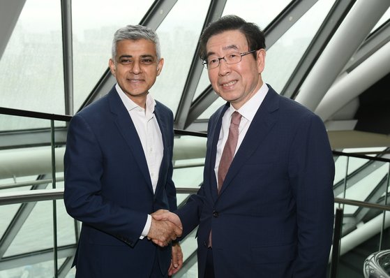 박원순 서울시장이 사디크 칸 런던시장과 만나 악수하고 있다. [사진 서울시]