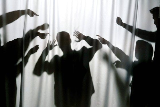 주변사람들로부터 소외당하고 있는 모습. [중앙포토]