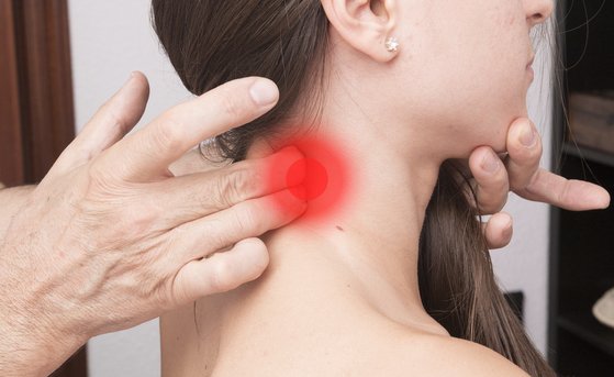 최근 '일자목'이라고 부르는 현상이 많아졌다. 원래 경추는 옆에서 봤을 때 C 커브를 이루어야 정상이지만 커브가 퍼져 마치 숫자 1처럼 뻣뻣하게 서 있는 모양으로 바뀌는데 이를 '일자목'이라 부른다. [사진 pixabay]