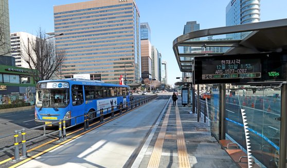 S-BRT는 기존 버스중앙차로보다 더 빠르게 이동할 수 있는 간선급행버스체계다. [중앙포토]