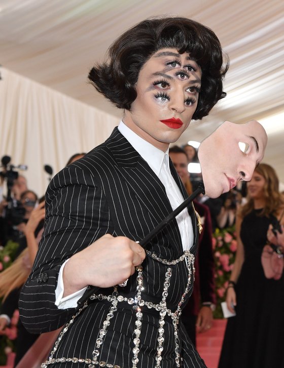 6일(현지시간) 미국 뉴욕 메트로폴리탄 미술관에서 열린 패션 모금 행사 '멧 갈라'에 참석한 배우 에즈라 밀러. [AFP=연합뉴스]