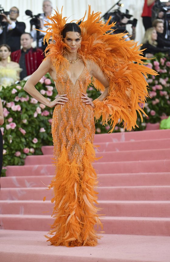 6일(현지시간) 미국 뉴욕 메트로폴리탄 미술관에서 열린 패션 모금 행사 '멧 갈라'에 참석한 모델 켄달 제너. [AP=연합뉴스]