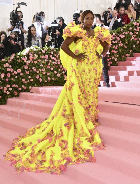 6일(현지시간) 미국 뉴욕 메트로폴리탄 미술관에서 열린 패션 모금 행사 '멧 갈라'에 참석한 테니스 스타 세레나 윌리엄스. [AP=연합뉴스]