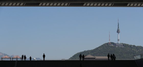 미세먼지 없는 맑은 날씨를 보인 6일 오전 서울 용산구 국립중앙박물관을 찾은 관람객들이 연휴 마지막 날을 즐기고 있다. [연합뉴스]