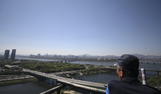 지난 6일 서울 성동구 응봉산에서 바라본 하늘이 파랗다. [뉴시스]