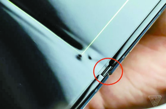 더버지 소속 디터 본 기자는 ’비디오 촬영을 위해 제품 뒷면에 점토를 붙였는데 힌지와 화면 사이(빨간 원)에 들어갔을 수 있다“고 말했다. [사진 더버지]