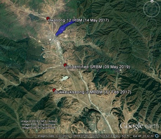 평북 구성 일대 지도. 위에서부터 화성 12형 발사 장소, 지난 9일 단거리미사일 발사 장소, 북극성 2형 발사 장소. 파란색으로 칠한 부분이 95호 공장이다.  [자료 조지프 뎀프시 트위터]