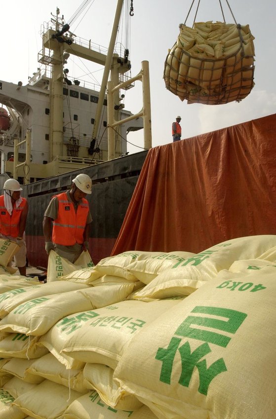 지난 2002년 북한에 차관 형식으로 지원됐던 국내 쌀. [중앙포토]