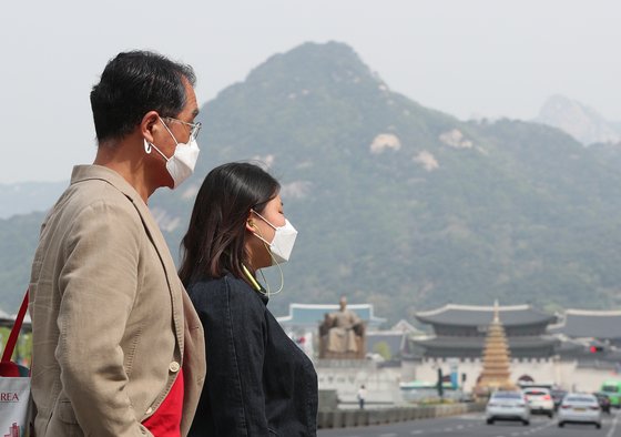 수도권과 충남 지역 미세먼지 농도가 ‘나쁨’을 나타낸 지난달 23일 오전 서울 광화문네거리에서 시민들이 마스크를 쓰고 있다. [뉴스1]