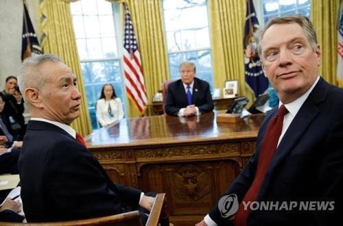 트럼프 대통령이 백악관에서 중국 협상단 대표인 류허 부총리(왼쪽)를 만나는 모습. [로이터=연합뉴스]