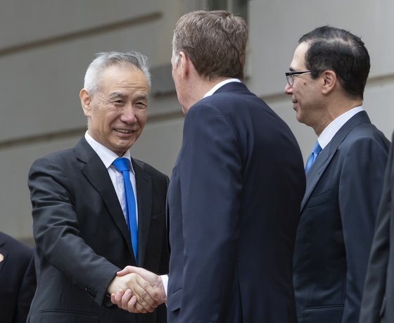 류허 중국 부총리가 10일 로버트 라이트하이저 미 무역대표부(USTR) 대표와 악수하고 있다. [EPA=연합뉴스]