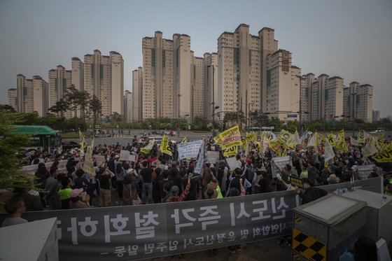 12일 경기도 파주시 운정행정복지센터 앞에서 고양 일산신도시 연합회와 파주 운정신도시 연합회, 인천 검단 신도시 연합회 주민들이 집회를 열고 3기 신도시 계획을 규탄하는 구호를 외치고 있다. [연합뉴스]