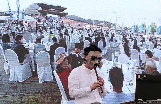 한반도평화에너지센터가 주최한 '미세먼지 속의 다이닝'행사가 14일 오후 서울광화문광장에서 열렸다. 공연자가 미세먼지의 위험성을 알리기 위해 마스크를 쓰고 단소 연주를 하고 있다. 변선구 기자.