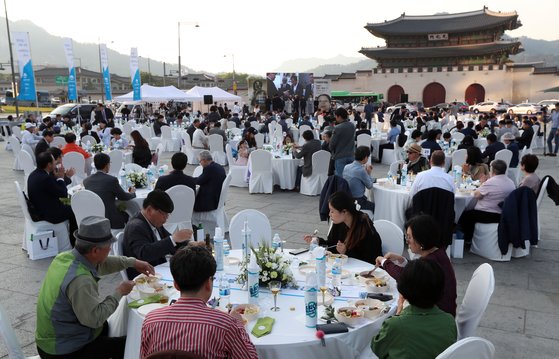 한반도평화에너지센터가 주최한 '미세먼지 속의 다이닝'행사가 14일 오후 서울광화문광장에서 열렸다. 참석자들이 식사를 하고 있다. 변선구 기자.