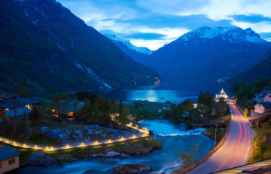 인구 200명의 산골 마을 게이랑에르. 게이랑에르피오르와 해발 1000m 이상의 설산이 마을을 완전히 감싸 안고 있다. 겨울잠에서 깬 폭포가 마을을 덮칠 듯 쏟아진다. 백종현 기자